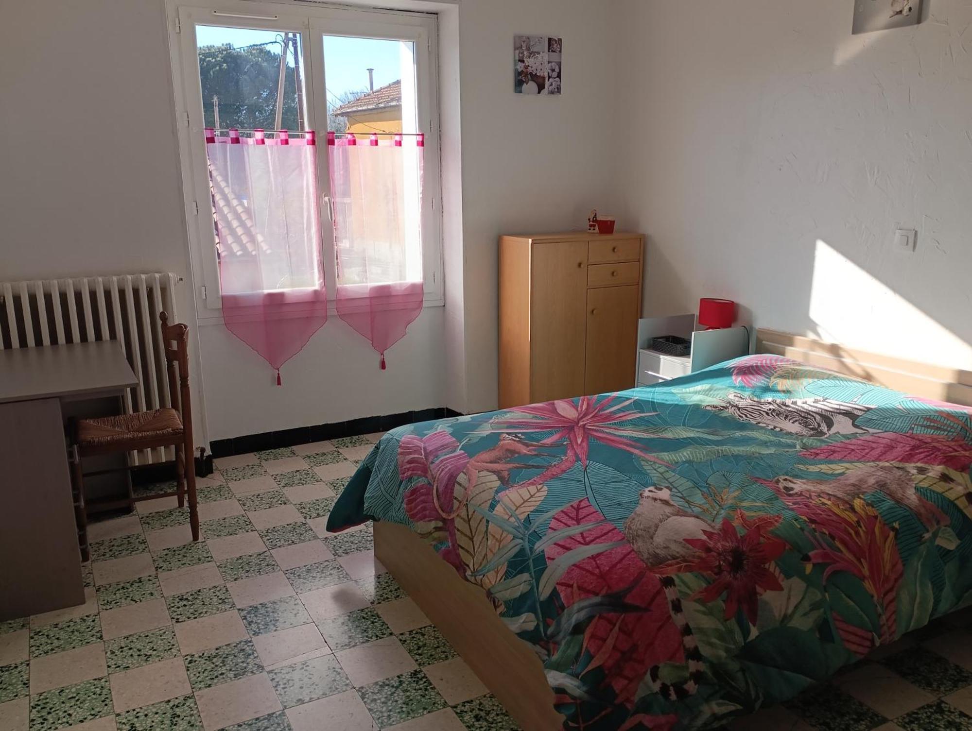 Ambroix Cevennes Gard Ardeche Pavillon 6 Personnes, Commerces A Pieds